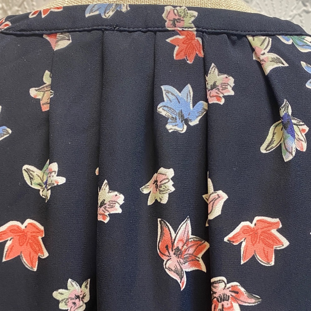 Lila Rose size large Floral Sleeveless Blouse  Navy and Multicolor‎ flowy casual - Picture 11 of 12